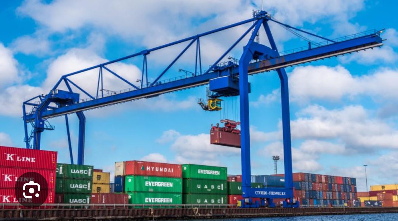 Containerterminal met gestapelde containers en kraan