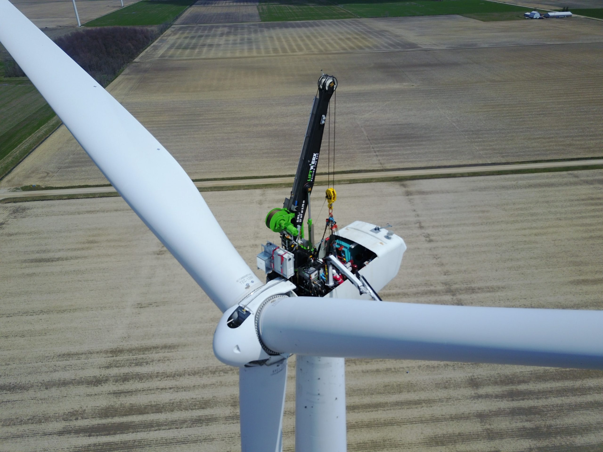 LiftWerx GenHook onderhoud aan een windturbine — symbool voor grootschalige projecten in de maakindustrie