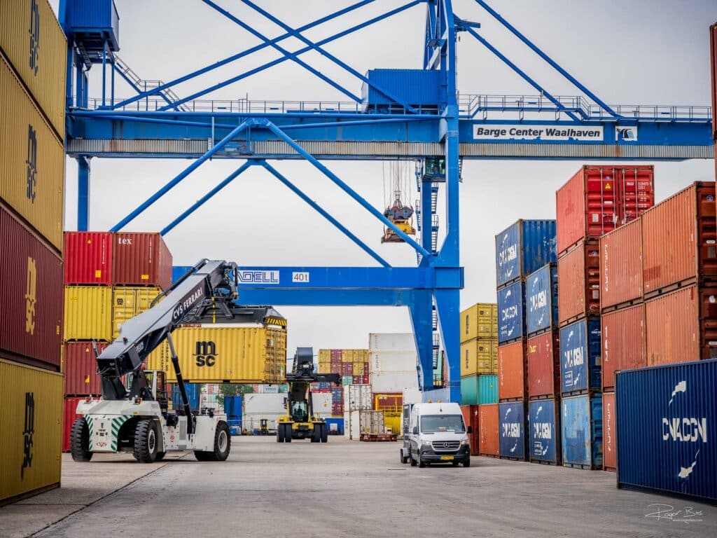 Reachstacker tilt een container op een containerterminal