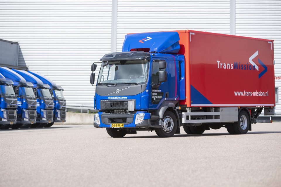 Distributiecentrum met vrachtwagens aan de laaddocks